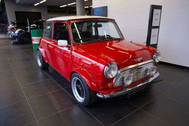 Klasik Red Classic Rover MINI Cooper 1.3 Oldtimer sergi salonunda, ikonik tasarım teknolojisi, retro-stil, Otomotiv Endüstrisi, Frankfurt, Almanya - 21 Ocak 2024