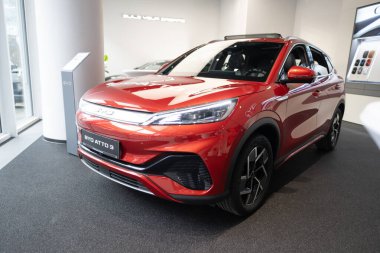 Yeni kırmızı BYD ATTO 3 Car, Electric Vehicle Chinese BYD imalatçısı Studio, Stylish and dynamic C-SUV in showroom, Innovation in automotive industry show, Frankfurt, Almanya - 31 Ocak 2024