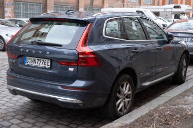mavi Volvo XC60 Yeniden Şarj Ekle Hibrid SUV Berlin 'de caddeye park edilmiş İsveç arabası, otomotiv endüstrisinde ileri teknoloji, Berlin, Almanya - 18 Şubat 2024