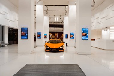Volkswagen Grubu araba galerisi, Lamborghini Revuelto, Yüksek Performans Elektrikli Araç tüm tekerden çekişli süper spor araba DRIVE. Volkswagen Grup Forumu, Berlin, Almanya - 18 Şubat 2024