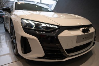 beyaz yeni lüks elektrikli araba Audi e-tron GT, far, galeride dört kapılı limuzin, otomotiv endüstrisinde otomotiv yeniliği, Frankfurt, Almanya 'da Gelecek Mobilite Şovu - 22 Ocak 2024