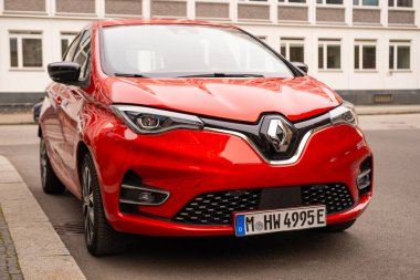 modern kırmızı Electric Renault Zoe E-Tech, Fransız çokuluslu otomobil üreticisi, şehir ortamında EV, sürdürülebilir kalkınma otomotiv endüstrisi, Berlin, Almanya - 18 Şubat 2024