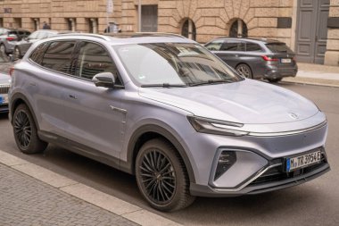 Modern gümüş renkli MG Marvel R Electric, Motor UK Limited Nanjing, EV kentsel çevre, sürdürülebilir geliştirme otomotiv endüstrisi, sürdürülebilir ulaşım, Berlin, Almanya - 18 Şubat 2024