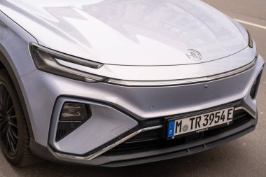 Modern gümüş renkli MG Marvel R Electric, Motor UK Limited Nanjing, EV kentsel çevre, sürdürülebilir geliştirme otomotiv endüstrisi, sürdürülebilir ulaşım, Berlin, Almanya - 18 Şubat 2024