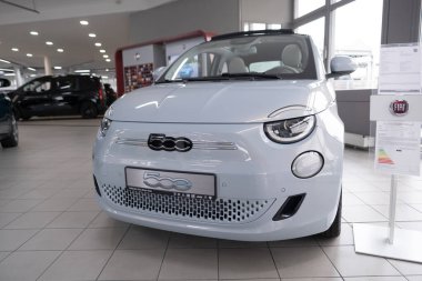 Elektronik açık mavi Fiat 500 E klasik Cabrio arabası, otomotiv tutkusu, İtalyan otomobil üreticisi Fiat Group, icat otomotiv endüstrisi fuarı Frankfurt, Almanya - 4 Mart 2024