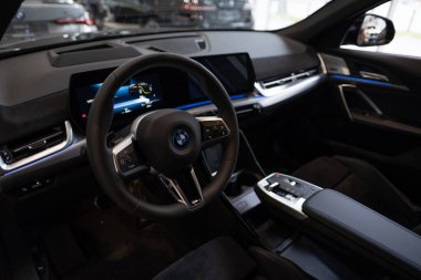 Kapalı siyah enstrüman paneli, gösterge paneli, dijital gösterge kümesi, İçişleri, direksiyon elektrikli BMW iX2 çapraz geçişi, otomotiv endüstrisi, Sürdürülebilir Ulaşım, Frankfurt - 22 Ocak 2024