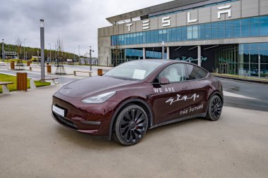 Tesla modeli vişne kırmızısı, Gigafactory Berlin-Brandenburg Tesla imalat yeri Avrupa 'daki en gelişmiş, sürdürülebilir ve verimli tesisimiz, Berlin, Almanya - 19 Şubat 2024