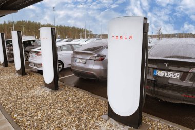 Tesla-Supercharger v4 mit Lounge deutscher Fabrik Giga Berlin, Gigafactory Berlin-Brandenburg Tesla 'nın Avrupa' daki konumu, Berlin, Almanya 'da sürdürülebilir ve verimli bir tesis - 19 Şubat 2024