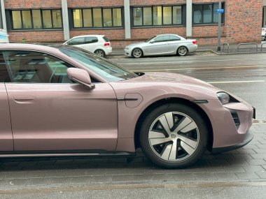 Modern Cafe au lait renkli Porsche 911 Turbo S spor arabası Frankfurt caddesinde, marka otomobil üreticisi, yenilikçi otomotiv endüstrisi, Frankfurt, Almanya - 31 Ocak 2024