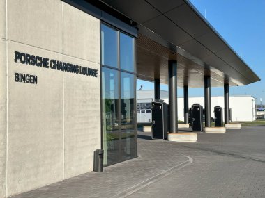 Porsche Şarj Lounge Bingen am rhein, Power Charger elektrikli araç, şarj istasyonu, Avrupa 'da elektrikli araç, alternatif enerji, teknoloji ve yenilik, Bingen, Almanya - 9 Ocak 2023