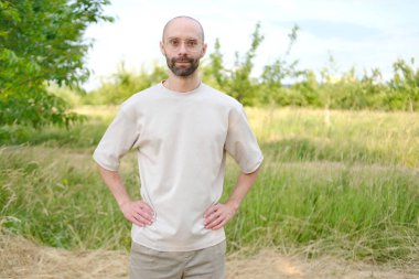 30-35 yaşlarında, açık tişörtlü, şık gözlüklü, doğal arka planda, Gençlik Kültürü ve Stereotipli, genç nesil, giysiler, aksesuarlar, açık hava aktiviteleri...