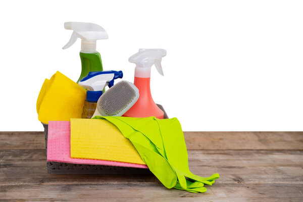 Корзина с чистящими средствами на белом фоне, салфетки, моющие средства на столе, весенняя уборка дома, свежесть и жизнеспособность, организация и очистка дома