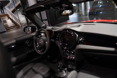 İçişleri, sergi salonunda direksiyon simidi MINI Cooper Cabrio, otomotiv BMW Grubu yakın çekim, en son teknoloji, otomotiv endüstrisi, Frankfurt, Almanya - 21 Ocak 2024