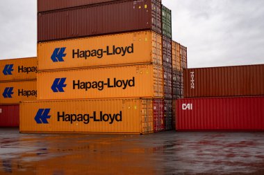 Alman Hapag-Lloyd Nakliye Konteynırları, 21 Ocak 2024 'te liman, Lojistik ve tedarik zinciri yönetimi, Frankfurt, Almanya' da yığılmış en büyük nakliye ve lojistik şirketi.