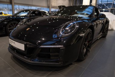 Gösterişli siyah Porsche 911 Targa 4 GTS spor arabası, yüksek performanslı araçların cazibesi, somut otomotiv zarafeti, zirve araba mühendisliği, Wiesbaden, Almanya - 25 Ocak 2024
