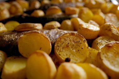 aromatik baharatlı fırında patates, lezzetli köri soslu ızgara balık, abur cubur konsepti, geleneksel aile partisi, balık yemekleri, yemek sevenler için ev yapımı ağız sulandırma tabağı.