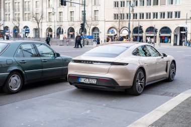 Cafe au lait renginde Porsche Taycan 4S batarya elektrikli spor araba, dört kapılı Porsche Otomobil Holding, markalı otomobil üreticisi, Berlin, Almanya - 18 Şubat 2024