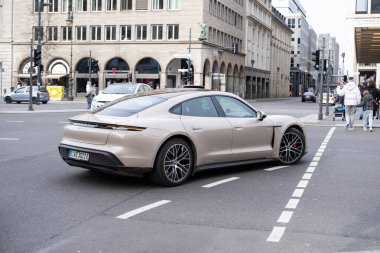 Cafe au lait renginde Porsche Taycan 4S batarya elektrikli spor araba, dört kapılı Porsche Otomobil Holding, markalı otomobil üreticisi, Berlin, Almanya - 18 Şubat 2024