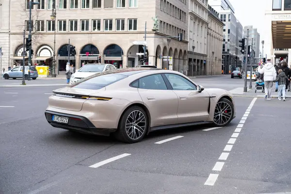 Cafe au lait renginde Porsche Taycan 4S batarya elektrikli spor araba, dört kapılı Porsche Otomobil Holding, markalı otomobil üreticisi, Berlin, Almanya - 18 Şubat 2024