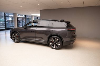 Çin yapımı Nio marka SUV, Studio 'da elektrikli EL6, showroom' da zarif araç, sıfır emisyonlu ulaşım, elektrikli araba yeniliği, Frankfurt, Almanya - 4 Mart 2024