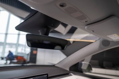 Yakın plan dikiz aynası, hafif iç mekan Tesla araba modeli Y performansı, beyaz deri arka koltuklar, Amerikan otomotiv endüstrisi, İnovasyon otomotiv endüstrisi, Berlin, Almanya - 19 Şubat 2024