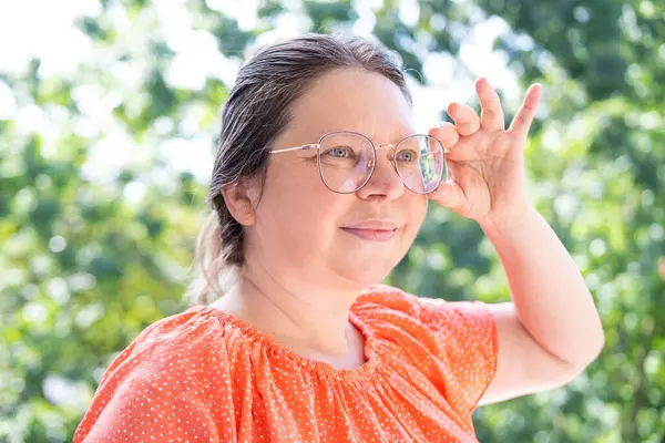 Nærbilde Kvinnelig Ansikt Pen Kvinne Briller Smilende Aldersrelaterte Endringer Konsept – stockfoto