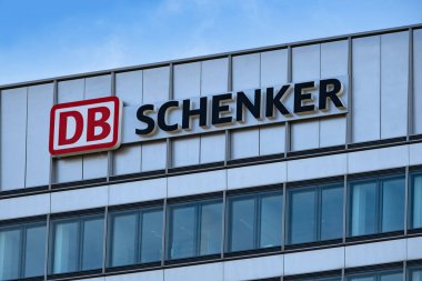 DB Schenker logosunun yer aldığı çok katlı modern bina, Alman demiryolu operatörü Deutsche Bahn 'ın bölümü uluslararası lojistik, Frankfurt, Almanya - 19 Şubat 2024