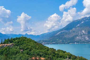 Como Gölü 'ndeki Yeşil Tepelerin ve Dağların Huzuru' nun tadını çıkarıyorum. Açık hava macerası, gezi rehberi, açık hava macerası, turizm beldesi, yaz tatili.