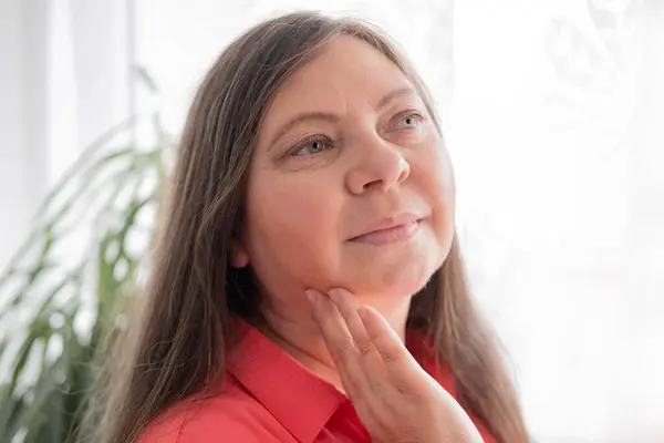 成熟した女性は シワに焦点を当て 顔の輪郭の変化に焦点を当て 自然なプロセスの老化を反映して セルフケアの練習 スキンケアのルーチン — ストック写真