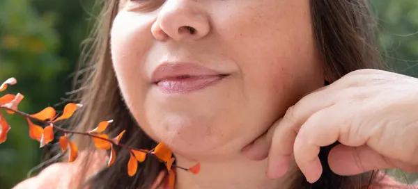 Nærbilde Dobbel Hake Ansikt Moden Kvinne Gammel Menneskelig Fett Hals – stockfoto