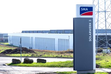 SMA şirketinin binası, SMA Solar Technology AG logosu, küresel üretici güneş sistemleri, Yenilenebilir Enerji, Yeşil Teknoloji, Sürdürülebilir Gelişim, Goettingen, Almanya - 31 Mart 2024