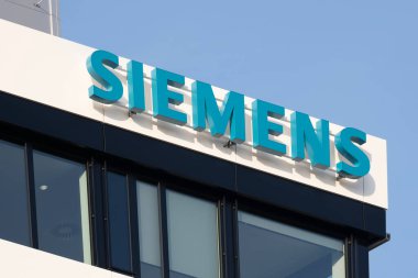 Siemens logosu, Alman işyeri şirketi Siemens AG elektrik mühendisliği, elektronik, enerji donanımı, ulaşım ve haberleşme işleri Frankfurt, Almanya - 29 Şubat 2024