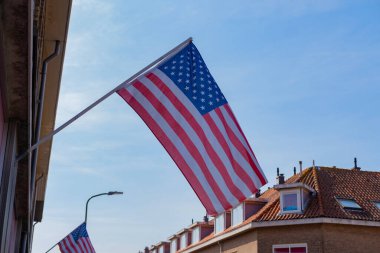 ABD bayrağı gökyüzüne karşı ipek kumaş üzerinde dalgalanıyor, 4 Temmuz bağımsızlık günü konsepti, diplomatik misyon, küresel borsa, iş ve ülke bütçesi ticareti