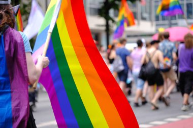 Gökkuşağı gurur bayrağı ya da özgürlük bayrağı el ele tutuşan katılımcılar gay geçit töreni, uluslararası LGBT hareketi, Onur Ayı, lezbiyen ve gay insanların toplu yürüyüşü