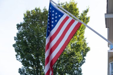ABD ulusal bayrağı gökyüzüne karşı ipek kumaş üzerinde dalgalanıyor, 4 Temmuz bağımsızlık günü konsepti, küresel borsa, ticaret ve ülke bütçesi ticareti