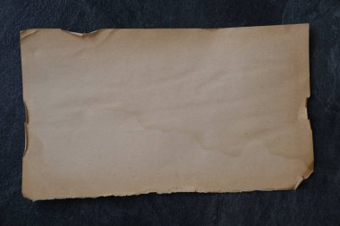 bir yatay doku kağıdı, siyah arkaplan üzerine yazmadan eski kağıtlar yığını, boş tahta, nadir ve tarihsel değer, tarihi belgeler ve el yazmaları