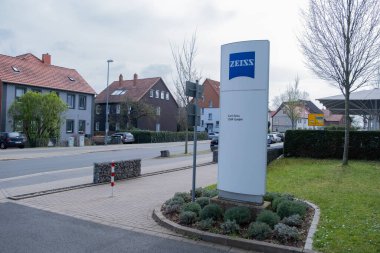 Reklam panosu Carl Zeiss şirketinin Goettingen 'deki ön temsilciliği, üretim yüksek kaliteli mikroskoplar, teleskoplar, optik cihazlar, Gttingen, Almanya - 31 Mart 2024 