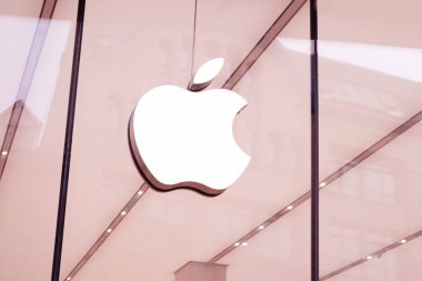 Şirket logosu Almanya 'da Apple Pazarlama Ofisi, üçüncü şahıs ürünler ve aksesuarlar, Berlin, Almanya' da cam pencereli modern perakende mağazası - 17 Şubat 2024