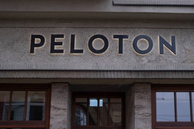 Peloton şirketinin ön cephe binası logosu, Avrupa, Berlin, Almanya 'daki kişiselleştirilmiş spor aletleri, egzersiz ekipmanları ve medya şirketi için en son model Amerikan fitness ekipmanı - 17 Şubat 2024