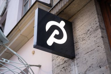 Peloton şirketinin ön cephe binası logosu, Avrupa, Berlin, Almanya 'daki kişiselleştirilmiş spor aletleri, egzersiz ekipmanları ve medya şirketi için en son model Amerikan fitness ekipmanı - 17 Şubat 2024