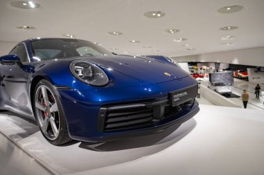 Porsche Müzesi 'nde mavi 2018 Porsche 911 Turbo S, yüksek performanslı spor araba, Alman mühendisliği, otomotiv zarafeti, zirve araba mühendisliği, Stuttgart, Almanya - 26 Ocak 2024