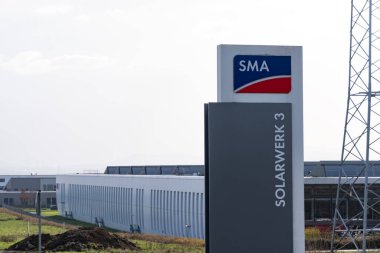 SMA şirketinin binası, SMA Solar Technology AG logosu, küresel üretici güneş sistemleri, Yenilenebilir Enerji, Yeşil Teknoloji, Sürdürülebilir Gelişim, Goettingen, Almanya - 31 Mart 2024