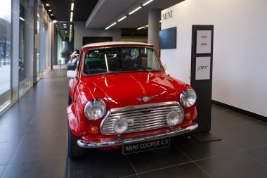 Klasik Red Classic Rover MINI Cooper 1.3 Oldtimer sergi salonunda, ikonik tasarım teknolojisi, retro-stil, Otomotiv Endüstrisi, Frankfurt, Almanya - 21 Ocak 2024
