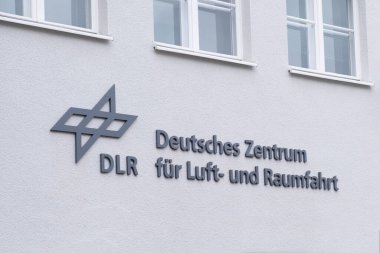 Alman Uzay Merkezi binası, DLR logosu, Almanya 'nın havacılık teknolojileri araştırma ve geliştirme merkezi, Goettingen, Almanya' da uzay yolculuğu - 31 Mart 2024