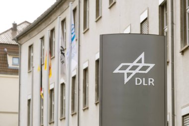 şirket afişi Havacılık Merkezi ön ofis binası, DLR logosu, Alman havacılık teknolojileri araştırma ve geliştirme merkezi, Almanya Goettingen, Almanya 'da uzay yolculuğu - 31 Mart 2024