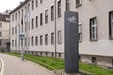 Alman Uzay Merkezi binası, DLR logosu, Almanya 'nın havacılık teknolojileri araştırma ve geliştirme merkezi, Goettingen, Almanya' da uzay yolculuğu - 31 Mart 2024