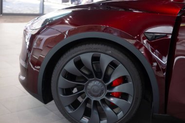 Stüdyoda vişne kırmızısı Y modeli, galeride elektrikli araç, li-ion 4680 pil, alternatif enerji geliştirme konsepti, Elon Musk şirketi, Frankfurt, Almanya - 2 Eylül 2023