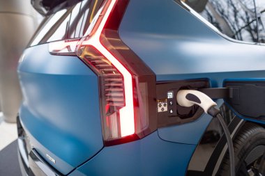 Yakından Kia stop lambaları, Kia EV9 GT-Line, elektrikli araç şarj istasyonu, Güney Kore ev, alternatif enerji, otomobil detayları, Frankfurt - 17 Ocak 2024