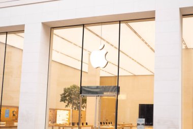 Şirket logosu Almanya 'da Apple Pazarlama Ofisi, üçüncü şahıs ürünler ve aksesuarlar, Berlin, Almanya' da cam pencereli modern perakende mağazası - 17 Şubat 2024