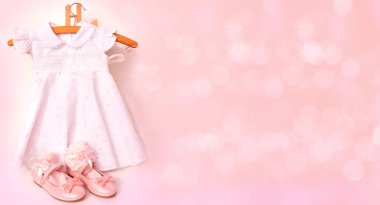 Güzel pembe parlak pembeli ayakkabılar küçük kız için papyonlu, dantelli çoraplar, beyaz elbise, kutlama için kıyafet, mutlu çocukluk, tatil için hazırlık.